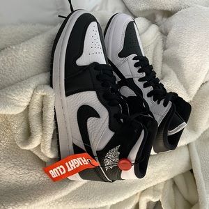 Woman’s Air Jordan 1 MID SE. Brand new from flight club. Never worn.